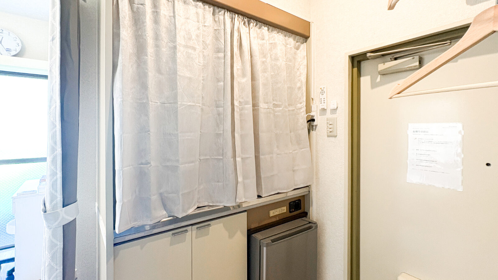 玄関脇の収納棚。持ち込みの機材や私物を置けます。